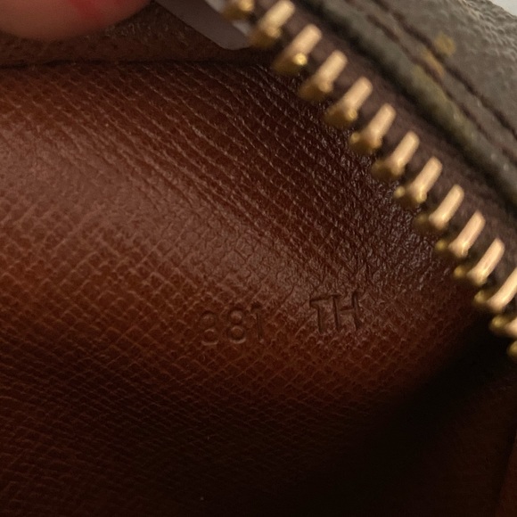 SOLD -  🐻 👜 Louis Vuitton Crossbody - Picture 7 of 8